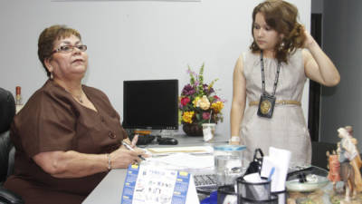 Los fiscales contra la Corrupción cuando llegaron a las oficinas de la jefa de Control de Ingresos, Ada Muñoz. La intervención ocurrió por la mañana.