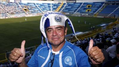 La hinchada salvadoreña espera que Costly no ande en su noche ante El Salvador. Foto Neptalí Romero