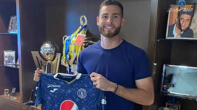 Enrique Facussé posando con la camiseta oficial del campeón.