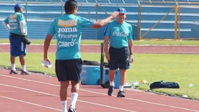 Momento en que Amado saluda al motivador de la Bicolor, Germán Retana.