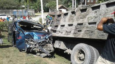 Así quedó el bus rapidito tras el choque ocurrido con una volqueta.