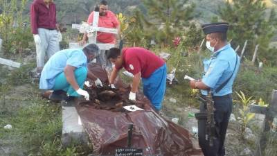 Momento en el que las autoridades realizaban su trabajo de exhumación.