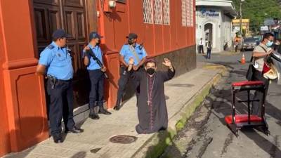 La ofensiva del Gobierno de Nicaragua contra la Iglesia Católica deja parroquias sitiadas por la policía, sacerdotes detenidos y misas en las calles.