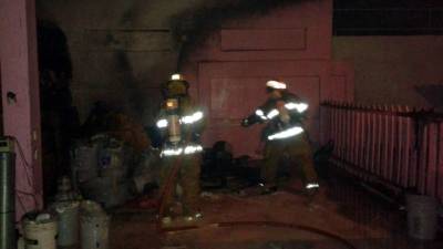 Los bomberos controlaron el incendio hasta las 5:00 am.