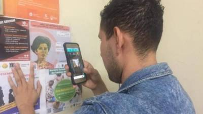 Un estudiante utiliza la aplicación de código QR.