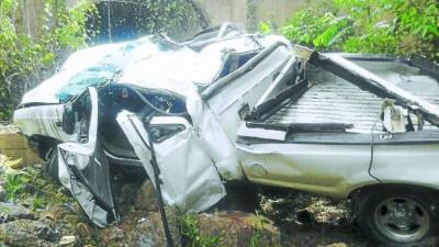 El vehículo en que viajaban las víctimas quedó destruido.