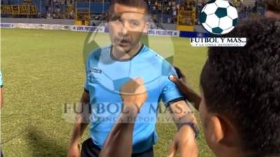 Jorge 'Ñangui' Cardona discutió con uno de los árbitros asistentes.