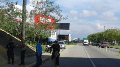Agentes de la Policía Nacional resguardaban la zona mientras equipo forense recababa las pistas.
