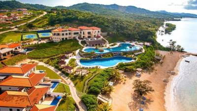 El complejo turístico cuenta con villas y el mejor campo de golf de la región.