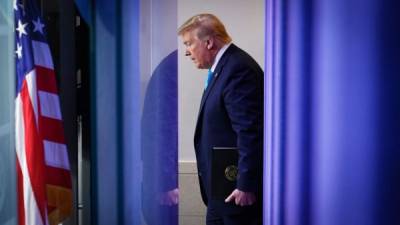 El presidente de los Estados Unidos, Donald Trump, llega para la sesión informativa diaria sobre el nuevo coronavirus, COVID-19, en la Sala de Información Brady en la Casa Blanca el 7 de abril de 2020, en Washington, DC. / AFP / MANDEL NGAN