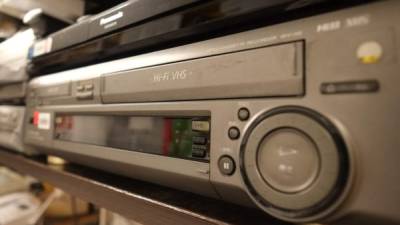 Uno de los últimos reproductores VHS espera comprador en una tienda de Tokio, Japón.