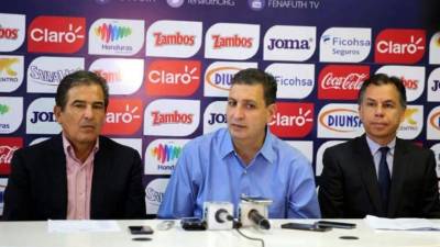 Jorge Salomón (centro) habló del futuro de Jorge Luis Pinto.