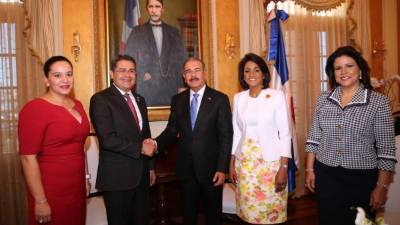 Los presidentes Hernández y Medina junto a sus esposas este lunes en República Dominicana.