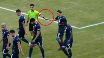Kevin López y el árbitro Luis Mejía chocaron puños tras el golazo del jugador motagüense.