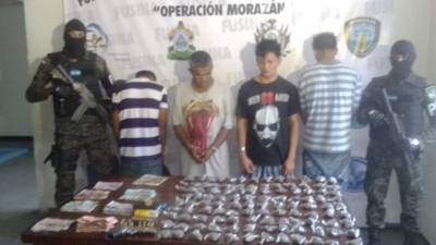 Los detenidos tenían 111 bolsas de marihuana.