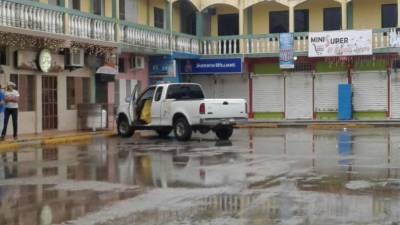La víctima fue atacada en un estacionamiento de un centro comercial.