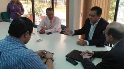 El director de Hoy Mismo, Edgardo Melgar, acompañó al periodista Francisco Zúniga al Conadeh.