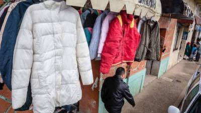 El fenómeno de La Niña dejará más lluvias de lo normal en el sur del país. Tiendas preparan chamarras para llegada del frío.