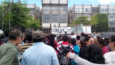 Estudiantes, maestros y padres de familia pidieron justicia por el crimen de Génesis Colindres ante la Corte Suprema de Justicia.