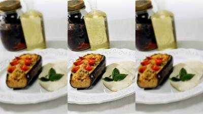 Servir las berenjenas con queso o el complemento de su preferencia.