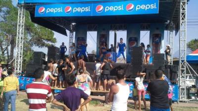 El grupo coreográfico puso a bailar a los presentes.