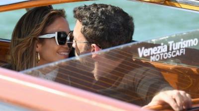 El actor Ben Affleck y la cantante Jennifer López sentados en el taxi camino a Lido Beach a su llegada a Venecia durante el Festival de Cine de Venecia. EFE/EPA/ETTORE FERRARI
