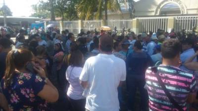 Los maestros se aglutinaron frente a la Dirección Departamental de Educación de Cortés.