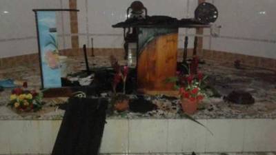 Así quedó el interior de la iglesia después de que ingresaran sujetos desconocidos.