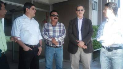 Mauricio Villeda, el segundo de derecha a izquierda, a su llegada a la CSJ de Honduras a denunciar un supuesto plan para impedir que el pueblo sea consultado. Foto tomada de Radio América.