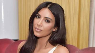 A Kim Kardashian le encanta lucir sus curvas.