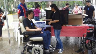 La feria se desarrolla en la Universidad Nacional Autónoma de San Pedro Sula.