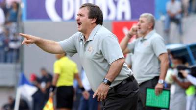 Óscar Ramírez, entrenador de Costa Rica, dirigiendo ante Honduras. Foto Delmer Martínez