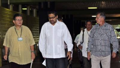 El jefe del equipo negociador de las Farc, Luciano Marín Arango (c), alias Iván Márquez, acompañado de Jorge Torres Victoria (i), alias Pablo Catatumbo, y Ricardo Téllez (d), alias Rodrigo Granda.