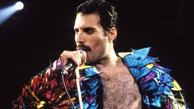 Freddie Mercury, de la banda de rock Queen, perdió la vida a causa del sida. Murió el 24 de noviembre de 1991. Tenía 45 años.