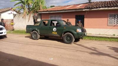 Las autoridades de presentaron a la vivienda en la que se produjo el ataque.