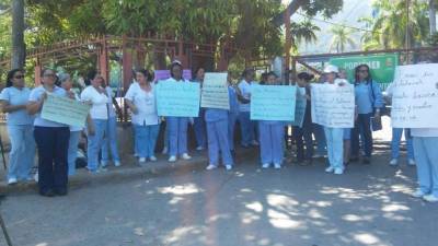 Piden se les paguen los salarios atrasados.