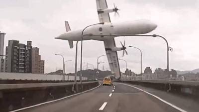 El siniestro de un avión de la taiwanesa TransAsia hoy en Taipéi, capital de Taiwán, ha dejado por el momento 23 muertos, 15 heridos y 20 desaparecidos, a quienes los equipos de salvamento tratan de rescatar, según el Gobierno local.