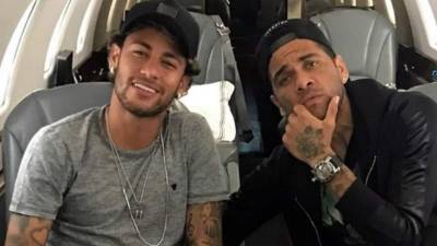 Dani Alves ahora es compañero de Neymar en el PSG.