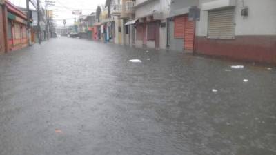 Una calle anegada en la ciudad de La Ceiba.
