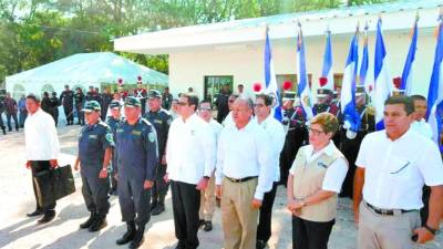 El presidente Juan Orlando Hernández junto al ministro de Seguridad, Julián Pacheco.