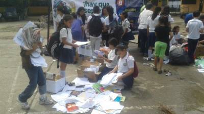 Los niños de la escuela Soledad Fernández realizan el reciclatón.