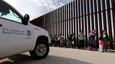 Familias mexicanas que trataban de pasar la frontera de EEUU de forma ilegal, se entregan a los guardias estadounidenses. EFE/Archivo