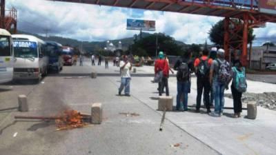 Los estudiantes protestan frente a la Unah.
