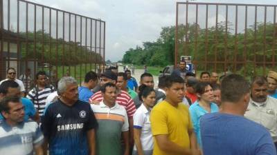Los trabajadores de la empresa de Alimentos Continental en La Lima protestan por temor a perder su empleo.