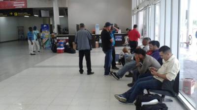 Los turistas esperan que se reanudan los vuelos en el aeropuerto Juan Manuel Gálvez de Roatán, Islas de la Bahía.