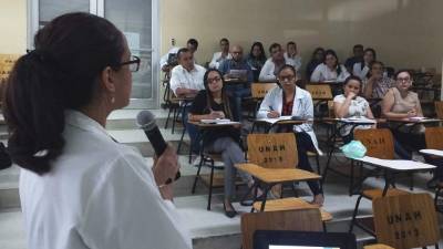 Formación. La doctora Arlen Caballero instruye al personal asistente. Foto: Amilcar Cárcamo