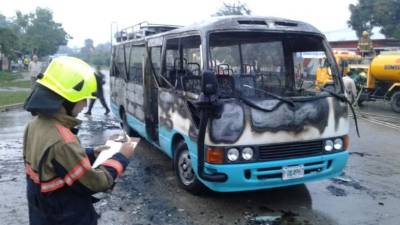 Así quedó el bus que fue incendiado hoy en la colonia La Unión.