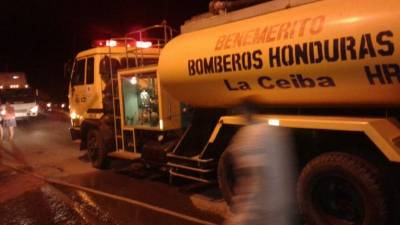 Unidad del Cuerpo de Bomberos de Honduras en el lugar del incendio para apagar las llamas.