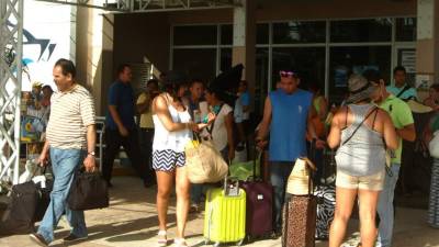 Los pobladores del vecino país tomando el ferry.