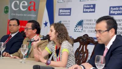 Eric Britton (Panamá), Jaime Gray (Perú), María Burgos (Colombia) y Humberto Sáenz (El Salvador) fueron parte de los 22 expertos internacionales. Foto: Yoseph Amaya.
